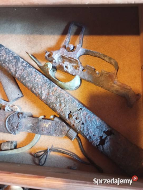 czapki wojskowe hełmy hełmofony artefakty Różanki