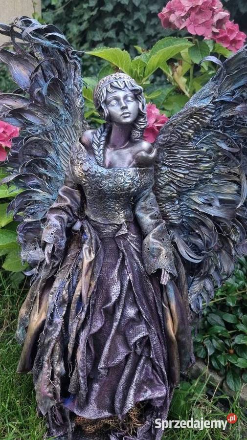 Piękny anioł ze skrzydłami z prawdziwych piór