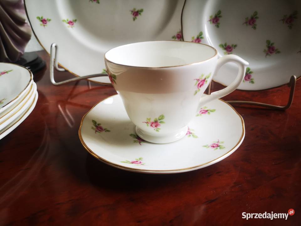 Filiżanka z talerzykiem deserowym i dużym