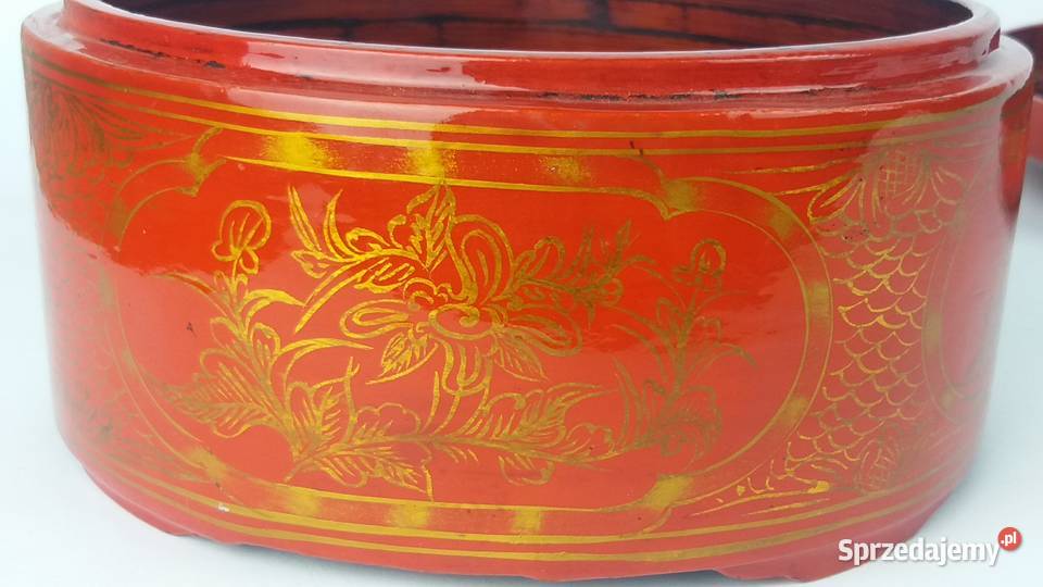 Pojemnik z czerwonej laki z czasów PRL Rękodzieło śląskie Bytom