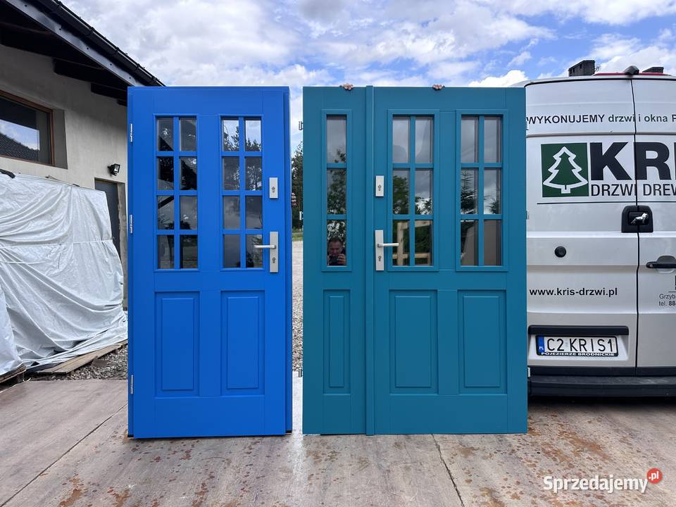 Drzwi zewnętrzne drewniane z doświetlem montaż