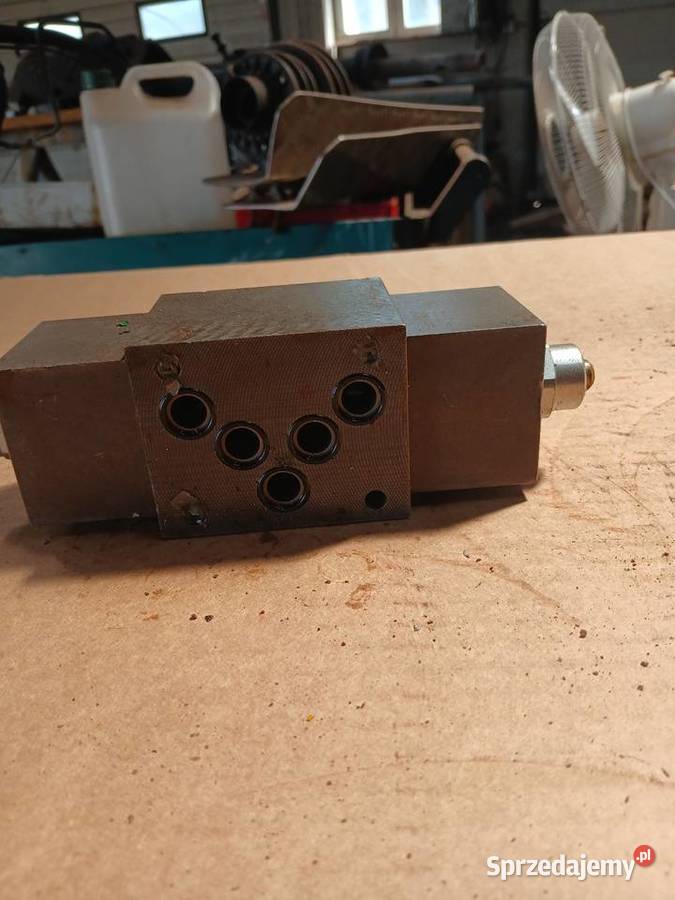 Rozdzielacz hydrauliczny rewersyjny