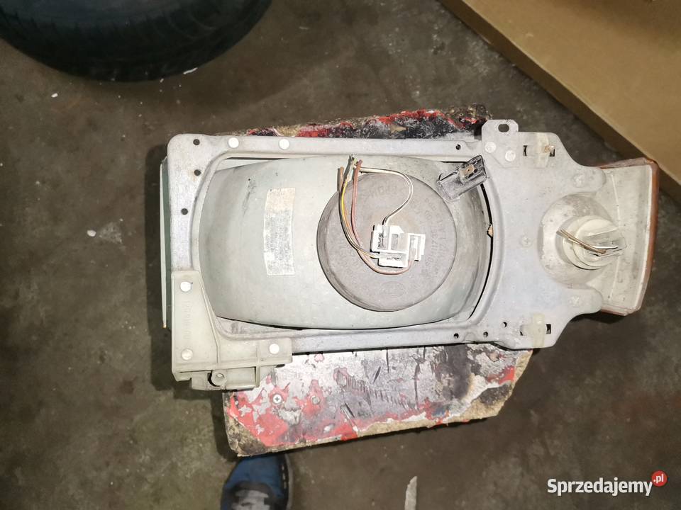 Lampa lewa przednia Audi 80 B2 Hella osobowe śląskie
