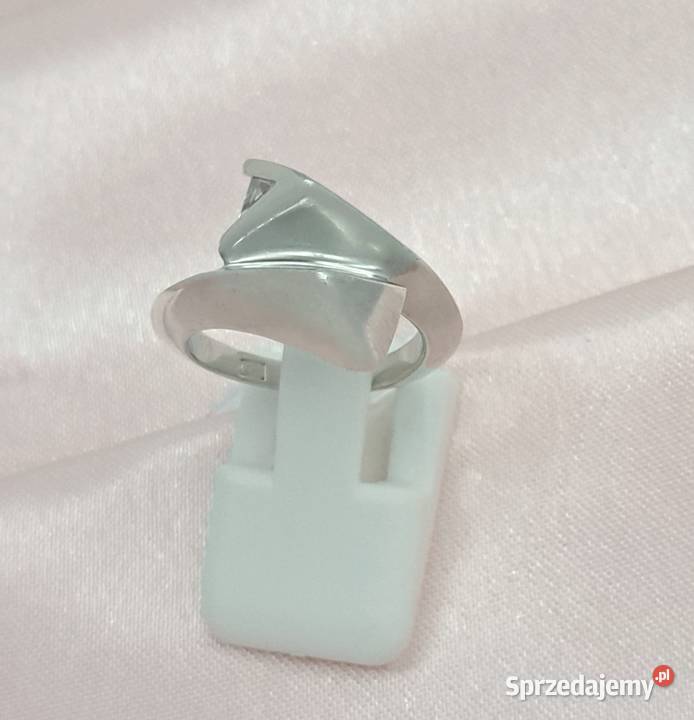 40 Pierścionek r11 srebrny z trójkątną cyrkonią Poznań