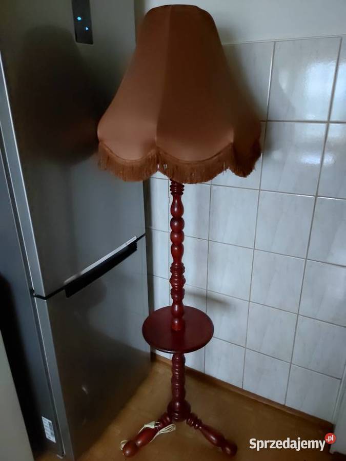 Lampa podłogowa że stolikiem Kętrzyn