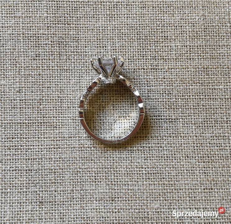 Nowy pierscionek srebrny kolor biale cyrkonie sprzedam