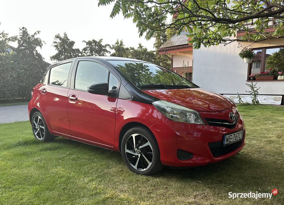 Toyota Yaris czerwony