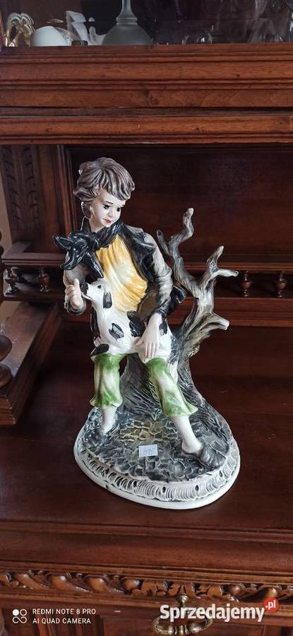 Siedzący chłopiec z pieskiem Figurka bez