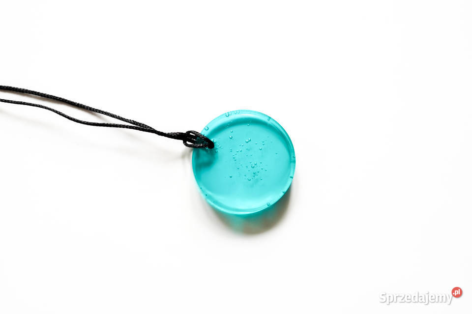 Błękitny okrągły wisiorek z żywicy epoksydowej z Warszawa