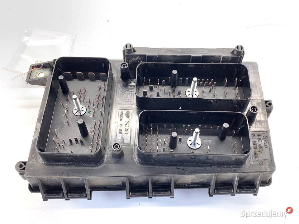 SKRZYNKA BEZPIECZNIKÓW OPEL ZAFIRA B 743381