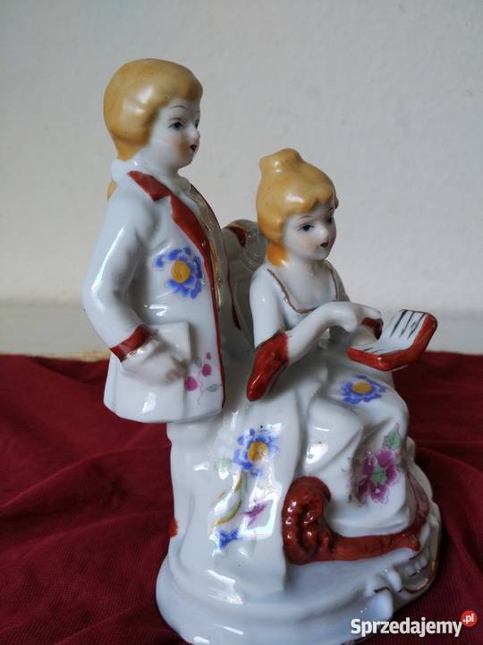 Figurka z porcelany Zakochani z ksiazką małopolskie Ropa