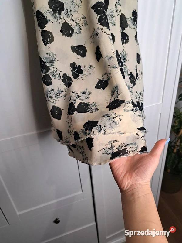 Sukienka w kwiaty na ramiączkach Trąbki Wielkie