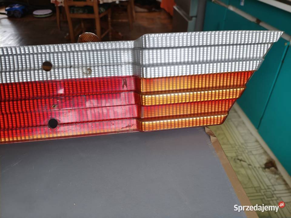 Mercedes W124 blenda klapy tylnej 124 Listwy i nakładki