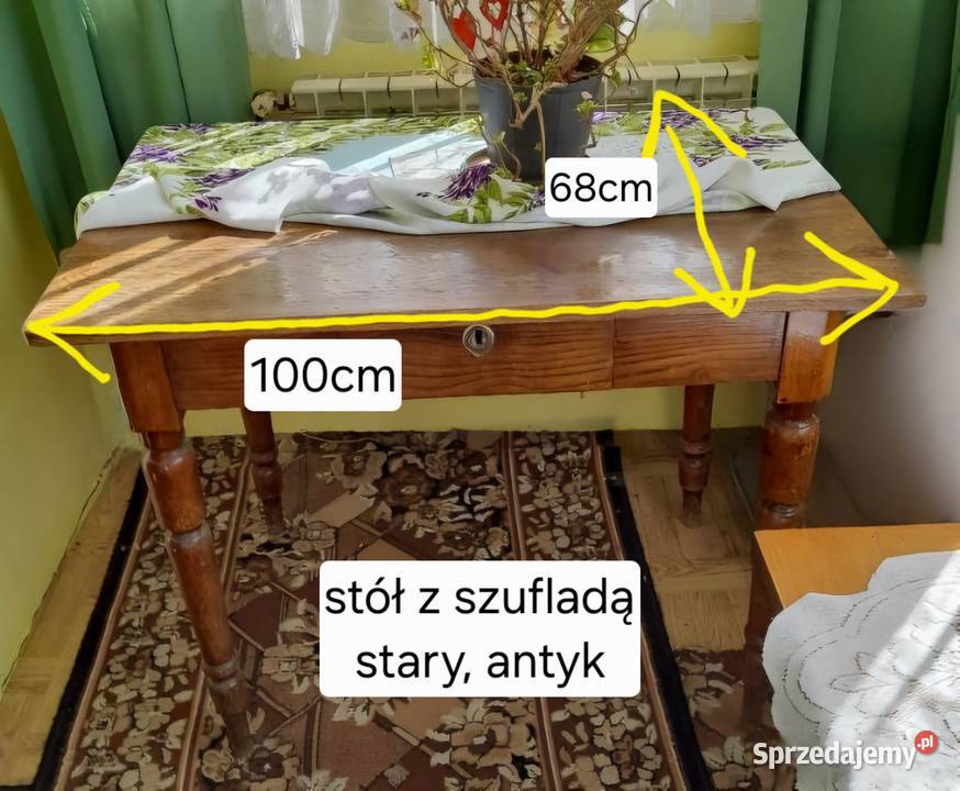 Stary drewniany stół z szufladą