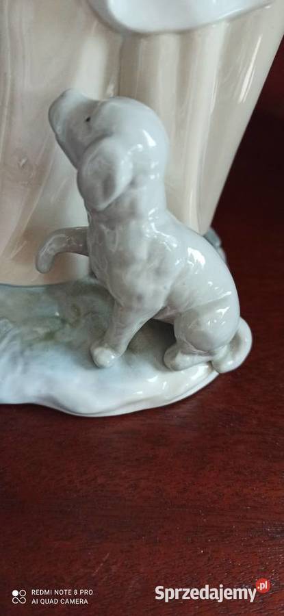 FIGURKA MŁODEJ DZIEWCZYNY Z pieskiem
Zaphir Made