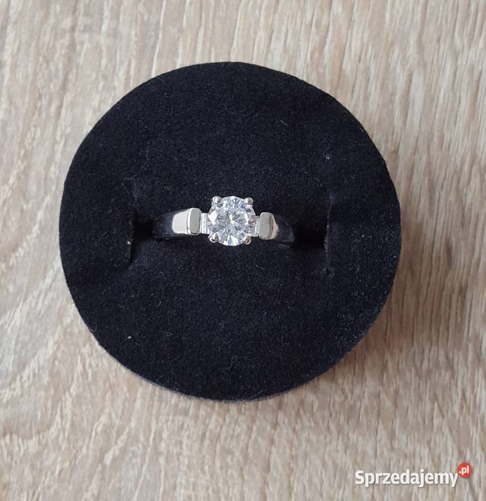 Nowy prosty pierscionek jedna cyrkonia srebrny