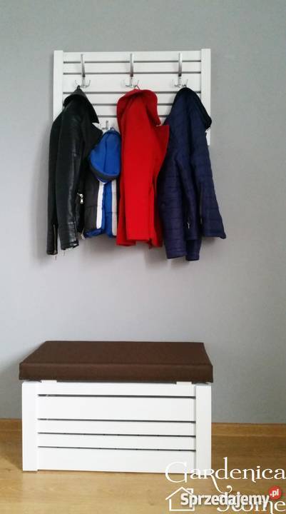 Wieszak ścienny niski nowoczesny na ubrania do