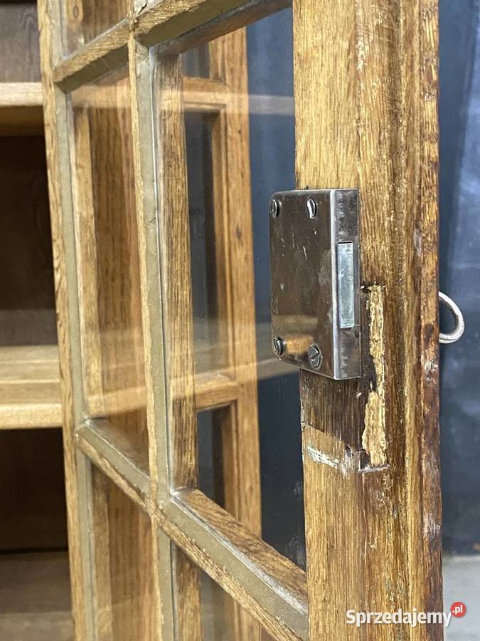 Klasyczna wąska witryna dębowa w rustykalnym Budno