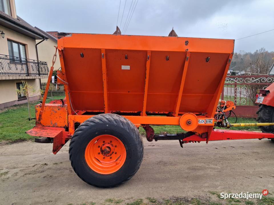 Rozsiewacz do nawozów i wapna RCW Zbuczyn