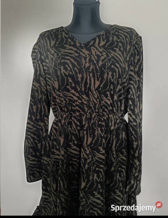 Sukienka z baskinką wzór paski zebry jesień