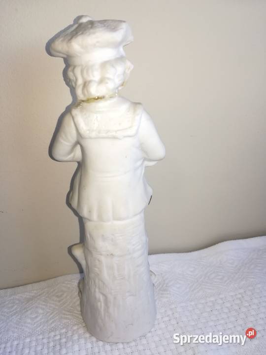 biskwitowa figurka z początku XX wieku chłopiec