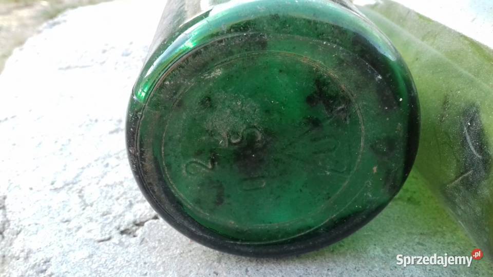 Dwie stare butelki wodzie mineralnej Lubań