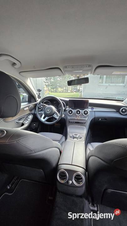 Mercedes Salon piękny zabezpieczony folią serwis