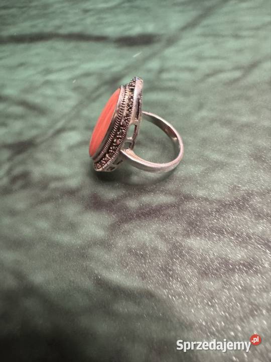 Pierscionek srebrny z koralem spieczonym i Częstochowa