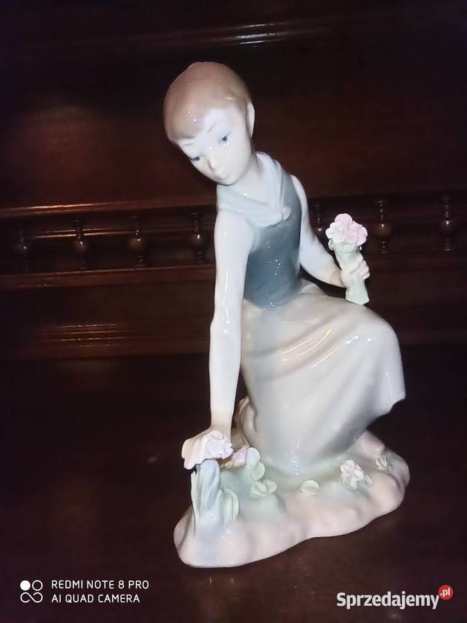 Figurka Dziewczyna zrywająca kwiaty Lladro Spain Antyki, Sztuka, Kolekcje Gdańsk sprzedam