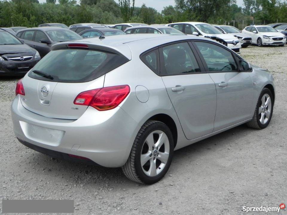 Uszkodzony Opel Astra 2012