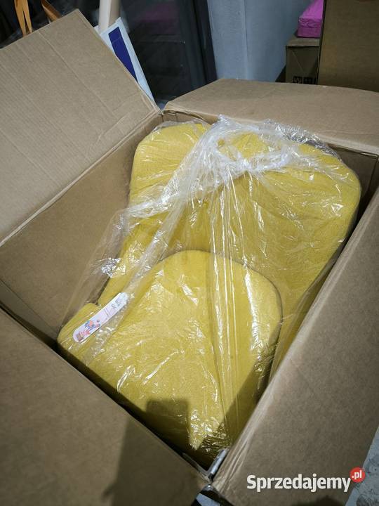 Nowoczesny żółty fotel z drewnianymi nóżkami Kornica sprzedam