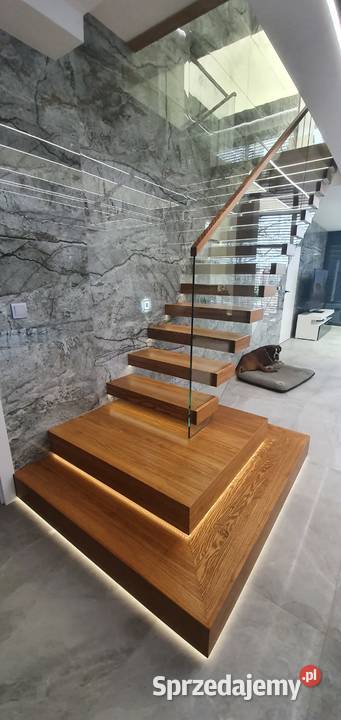 Schody półkowe z balustradami szklanymi Tokarnia