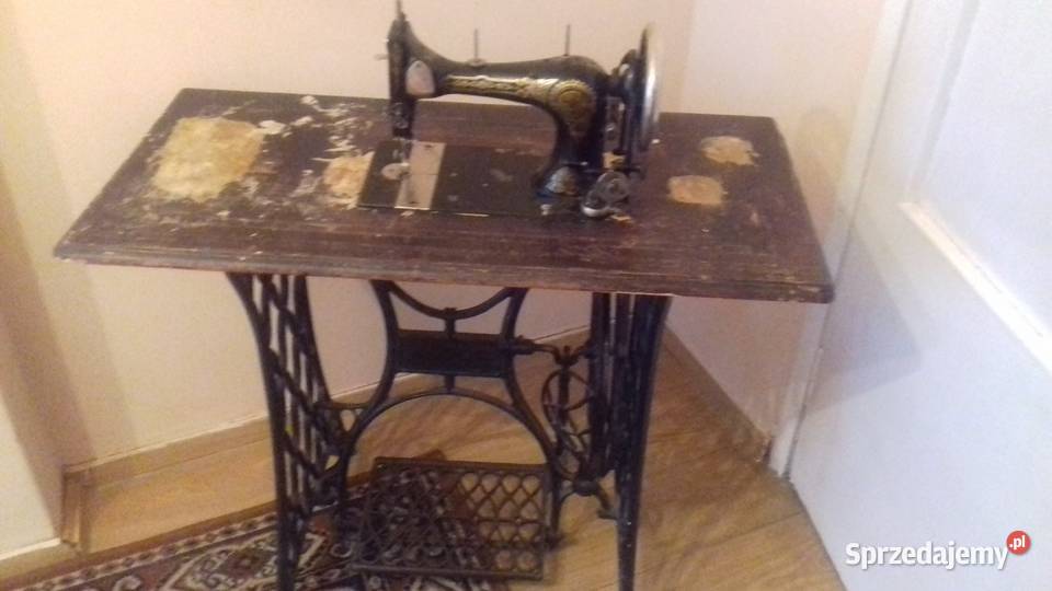 Zabytkowa maszyna do szycia z żeliwną podstawą