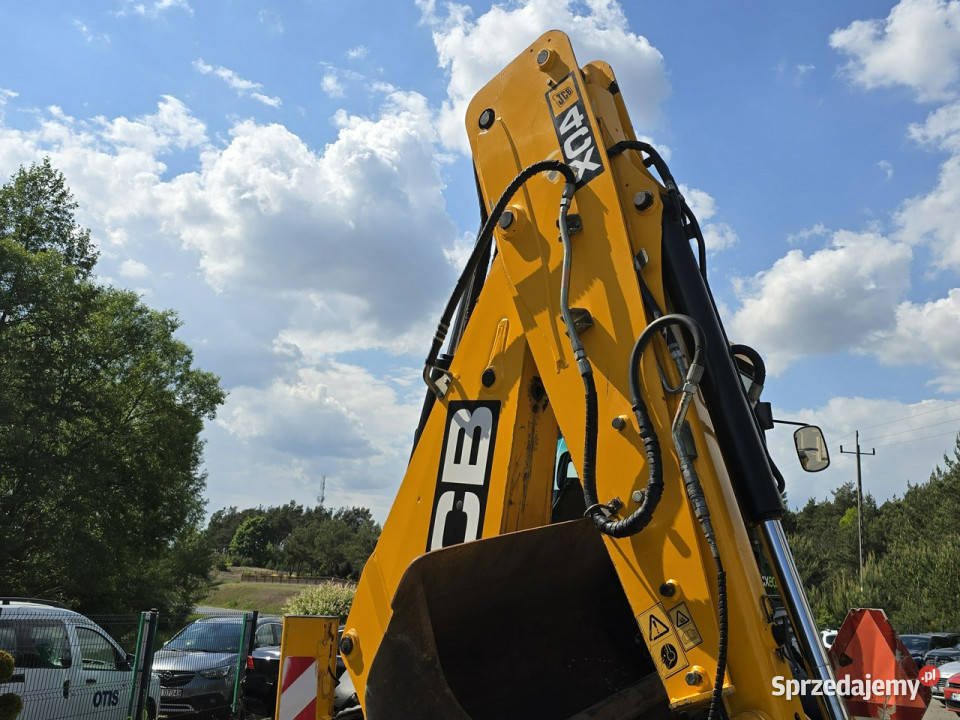 na równych kołach JCB 4CX Koparkoładowarka JCB Skępe