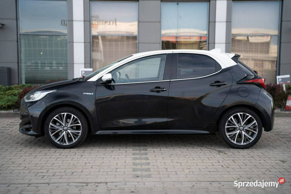 Toyota Yaris Selection Elegance Virtual Półskóra Rok produkcji 2021 Kraków sprzedam