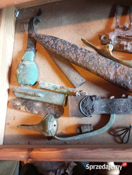 czapki wojskowe hełmy hełmofony artefakty Różanki