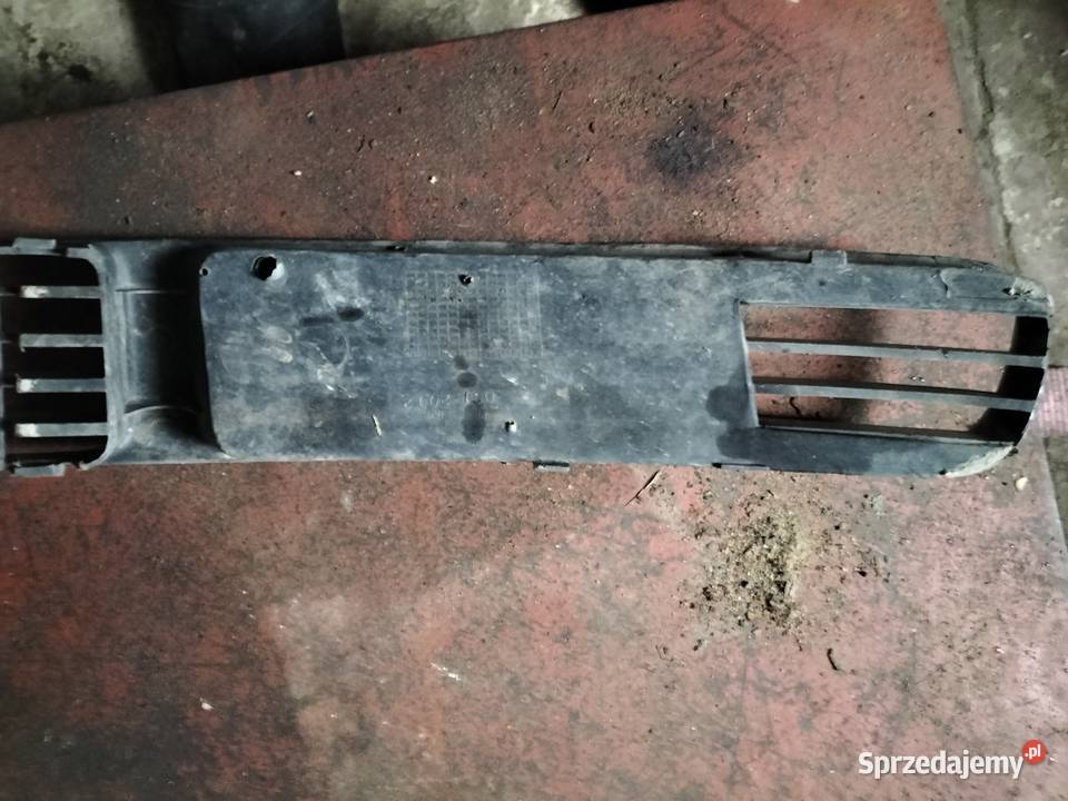 Kratka zderzaka Passat B5 Rok produkcji 1999 Kamień