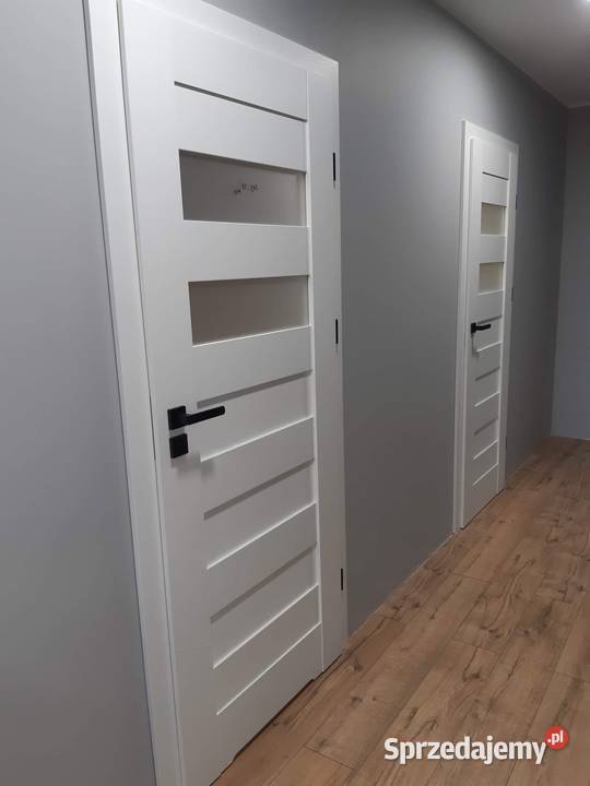 NAKŁADKI MASKUJĄCE STARE FUTRYNY W KOLORZE Z Drzwi i okna Pruszków