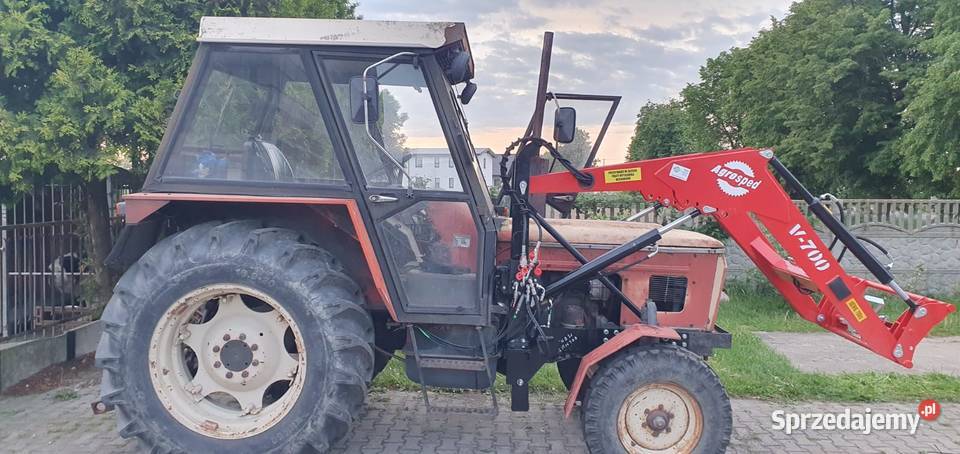 Ładowacz czołowy firmy Agrosped model V700 Strzeszkowice