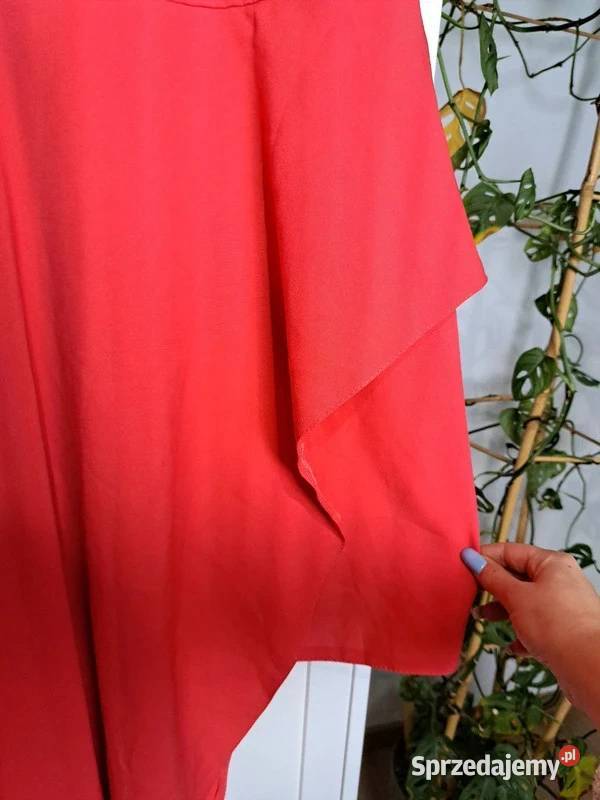 Czerwona sukienka asymetryczna z odkrytymi Trąbki Wielkie