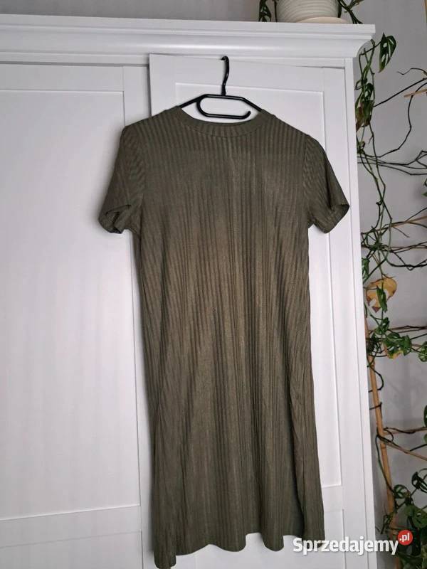 Khaki sukienka z subtelnymi prażkami elegancka i pomorskie Trąbki Wielkie