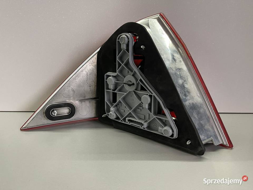 MERCEDES W203 PRAWA LAMPA TYŁ SEDAN Ostroróg