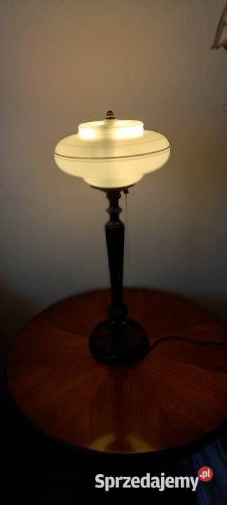 Elegancka drewniana lampa gabinetowa z kloszem