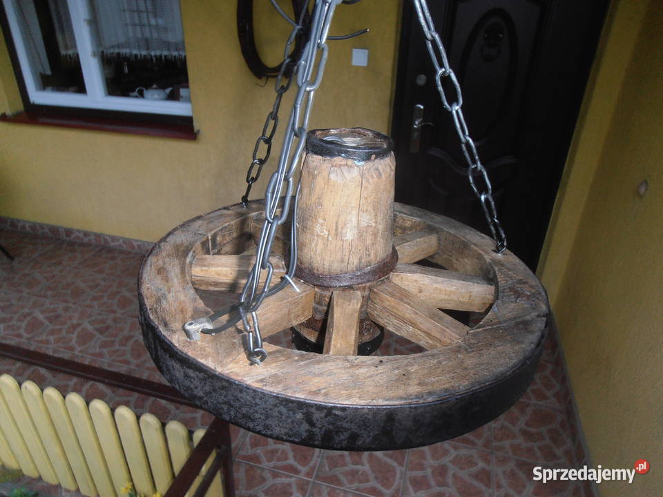 Żyrandol koło drewniane