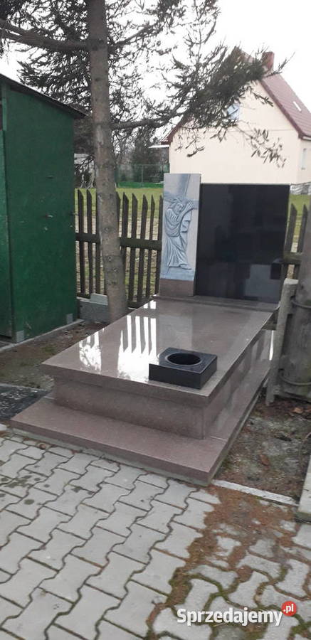 Nagrobekgrobowiec Bohus czerwony rzeźba Jezusa Strzegom