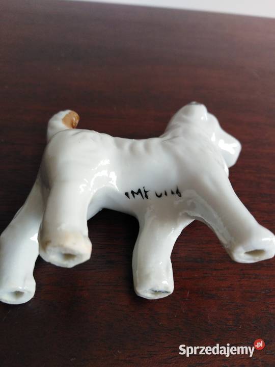 Porcelanowa figurka pieska ręcznie malowana Miejsce Piastowe