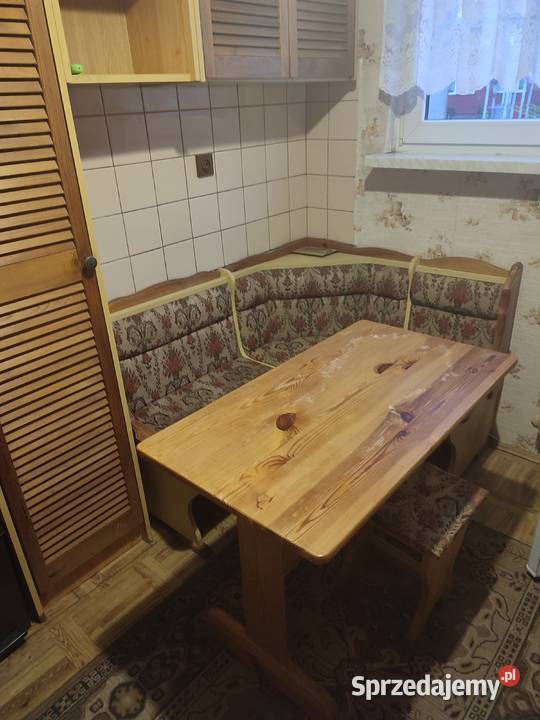 Stołem i 4 taboretami Lubsko