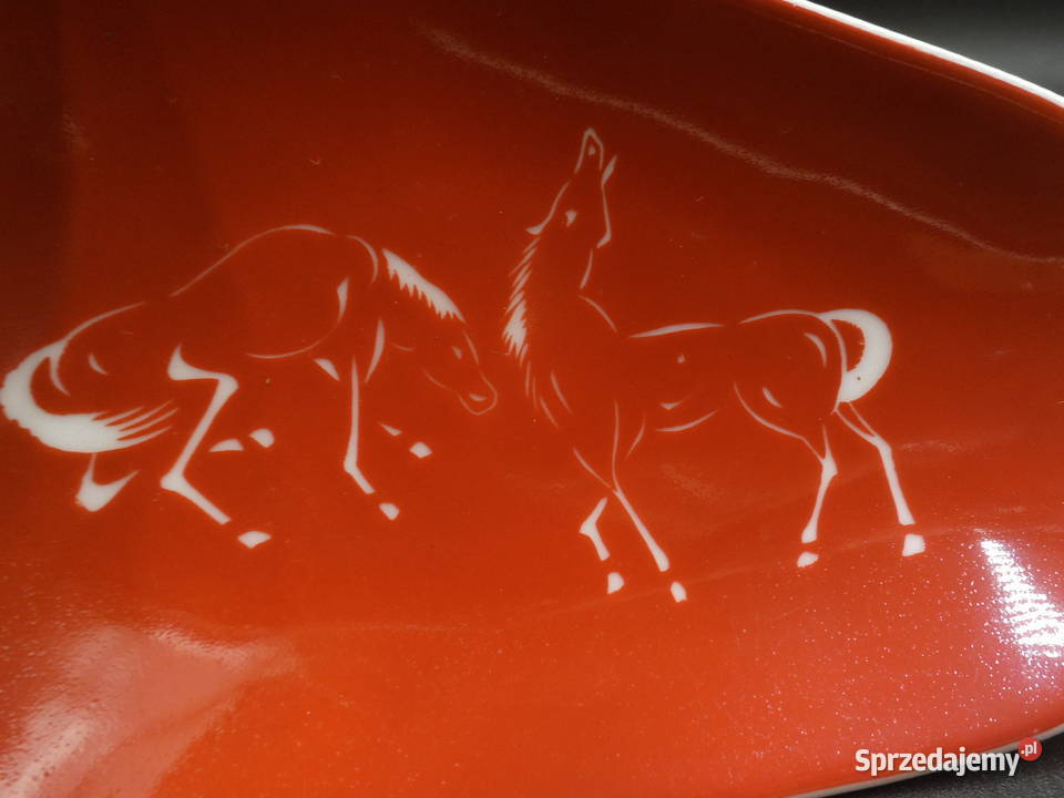 Porcelanowa paterka z sylwetkami Koni Raszków