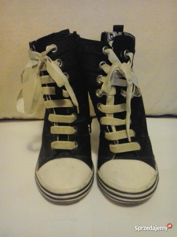 Buty tenisówki na obcasie