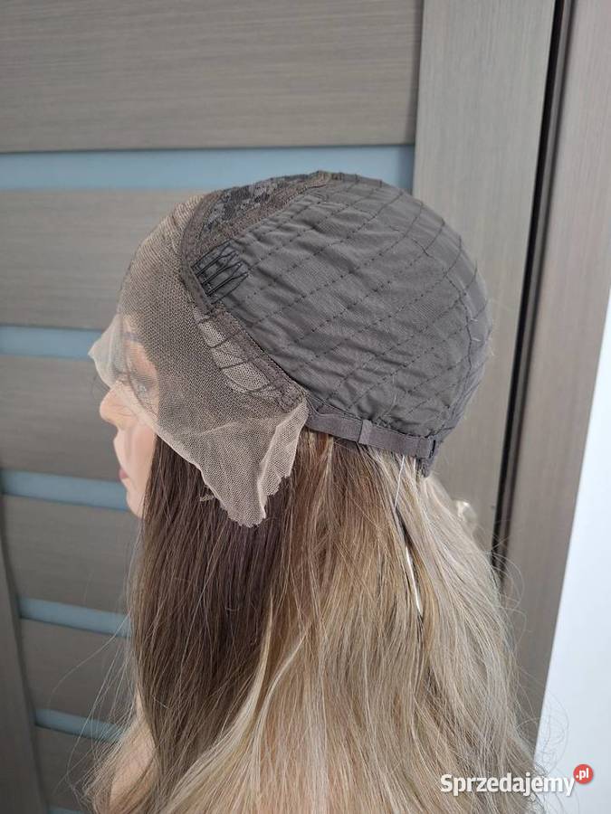 Długa falowana blond koronkowa peruka Malbork